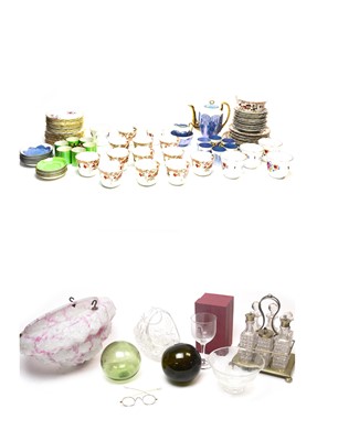 Lot 300 - A selection of tea and glass wares