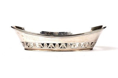 Lot 1549 - An Edwardian/George V silver boat-shaped dish