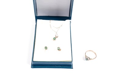 Lot 681 - A selection of emerald jewellery