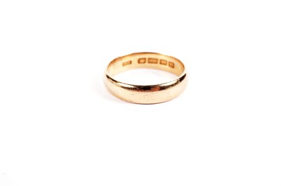 Lot 708 - A 22ct yellow gold wedding band