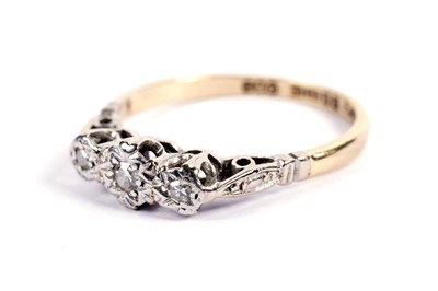 Lot 416 - A three-stone diamond ring