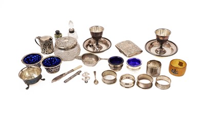 Lot 821 - A selection of silver items and costume jewellery