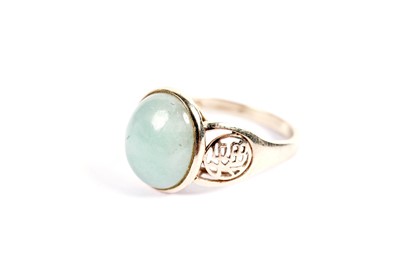 Lot 848 - A Chinese style jadeite dress ring