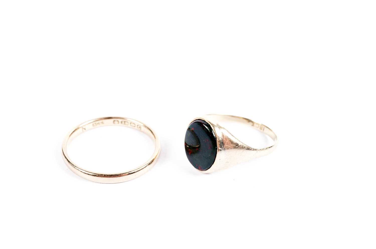Lot 858 - A bloodstone signet ring; an 18ct yellow gold wedding band