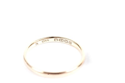 Lot 858 - A bloodstone signet ring; an 18ct yellow gold wedding band