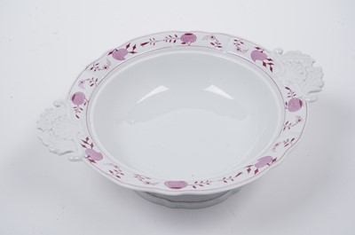 Lot 445 - Meissen pink 'Onion' pattern dinner service