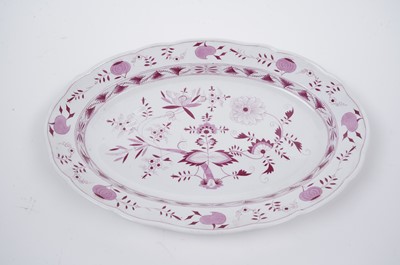 Lot 445 - Meissen pink 'Onion' pattern dinner service