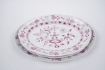 Lot 445 - Meissen pink 'Onion' pattern dinner service