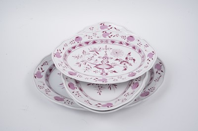 Lot 445 - Meissen pink 'Onion' pattern dinner service