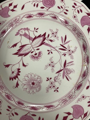 Lot 445 - Meissen pink 'Onion' pattern dinner service