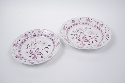 Lot 445 - Meissen pink 'Onion' pattern dinner service