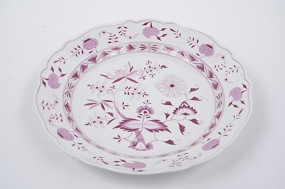 Lot 445 - Meissen pink 'Onion' pattern dinner service