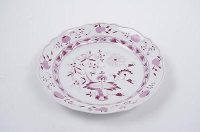 Lot 445 - Meissen pink 'Onion' pattern dinner service