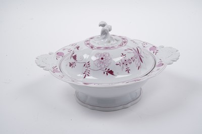 Lot 445 - Meissen pink 'Onion' pattern dinner service