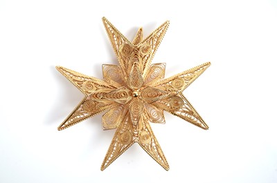 Lot 1293 - A Maltese-Cross pattern 18ct yellow gold filigree brooch/pendant