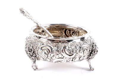 Lot 333 - A Victorian Exeter silver sugar bowl