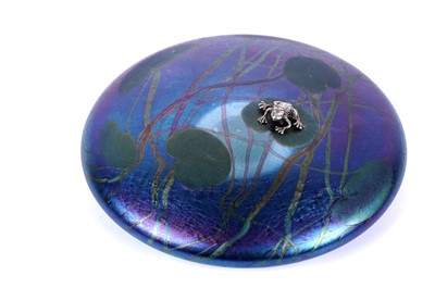 Lot 259 - A Glasform frog lily pad paperweight