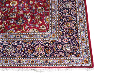 Lot 335 - A fine Persian hand-made Kashan carpet