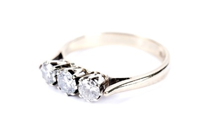 Lot 27 - A diamond three stone ring