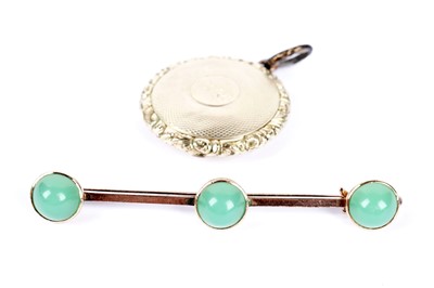 Lot 179 - A chalcedony cabochon brooch; and an antique yellow gold vinaigrette pendant