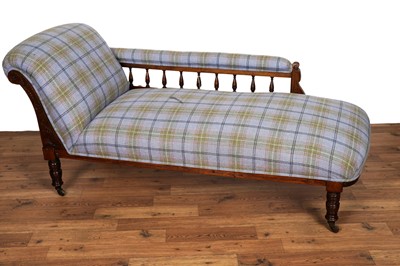 Lot 13 - An Edwardian mahogany chaise longue