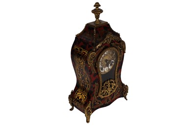 Lot 126 - A mid-20th Century brass mounted lacquered 8-day mantel clock