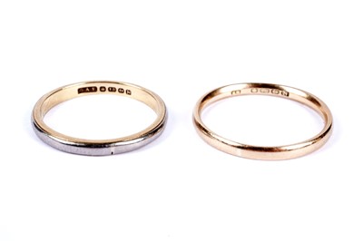 Lot 204 - Two 18ct gold wedding bands