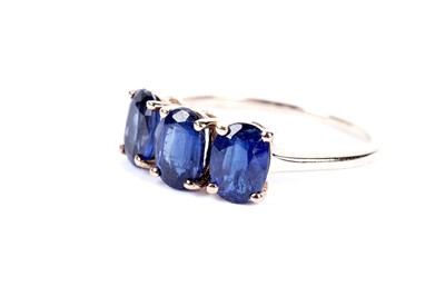 Lot 41 - A kyanite three stone dress ring