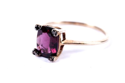 Lot 46 - A garnet single stone ring