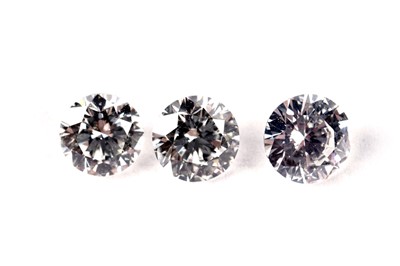 Lot 283 - Three loose round brilliant-cut diamonds