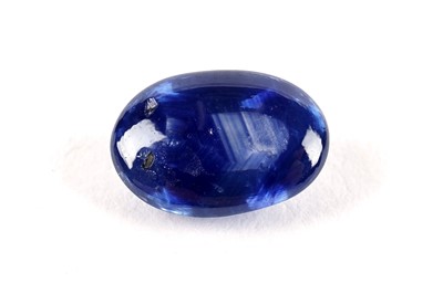 Lot 290 - A loose oval blue sapphire cabochon