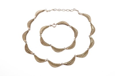 Lot 106 - A 9ct yellow gold fancy link necklace