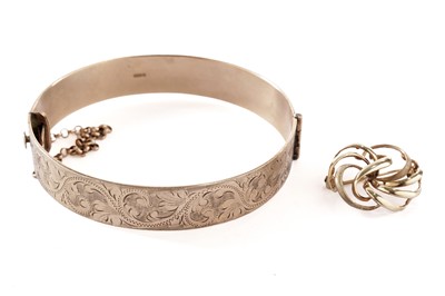 Lot 112 - A 9ct yellow gold bangle; and a brooch