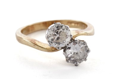 Lot 116 - A diamond 'toi et moi' ring