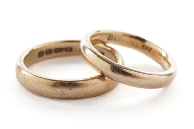 Lot 128 - Two 18ct yellow gold wedding rings