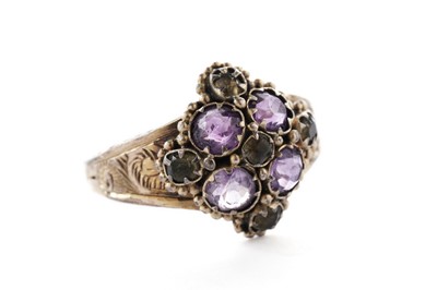 Lot 129 - An antique amethyst and green stone cluster ring