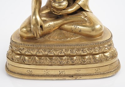 Lot 885 - A Sino-Tibetan gilt bronze figure Shakyamuni