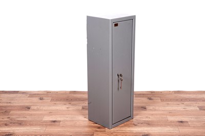 Lot 10 - A gun safe