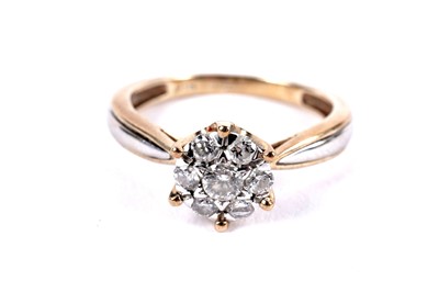 Lot 269 - A diamond flower cluster ring