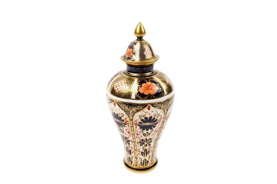 Lot 337 - An early 20th Century Royal Crown Derby ‘Old Imari’ 1128 pattern baluster vase and cover