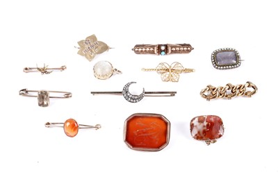 Lot 248 - A collection of Victorian and later brooches