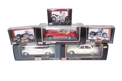 Lot 154 - A collection of Maisto diecast model cars and motorcycles