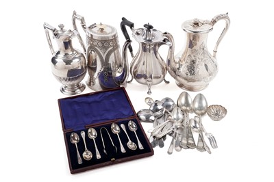 Lot 484 - A selection of silver plated tea ware and cutlery