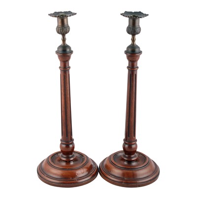 Lot 403 - A pair of Georgian style turned mahogany candlesticks