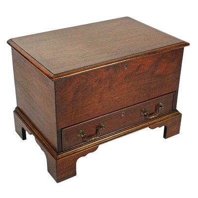 Lot 414 - A Georgian style mahogany box