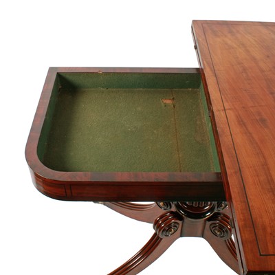 Lot 527 - A good George III mahogany tea table