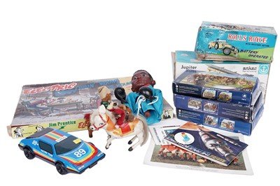 Lot 284 - A selection of vintage toys, models, and collectibles