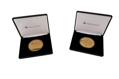 Lot 512 - A cased 5oz gold-plated silver proof First World War commemorative ten pound coin; and another