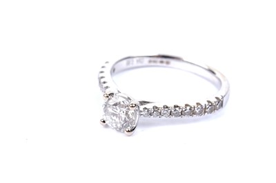 Lot 702 - A solitaire diamond ring