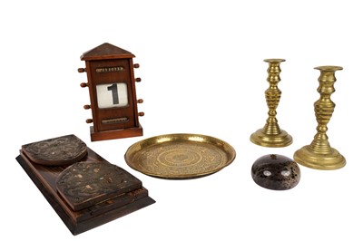 Lot 300 - A selection of desk accessories